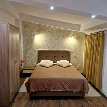 The Garden & 3* Split